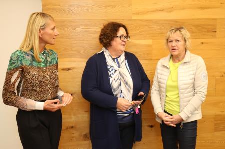 PODPIS POGODBE ZA PRIZIDEK IN FASADNI OVOJ ZD CERKNICA 02 FOTO LJUBO VUKELIČ